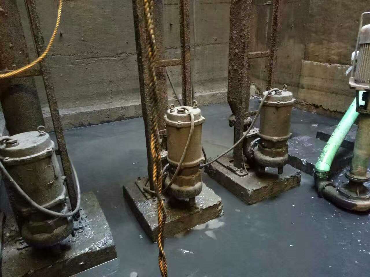 商城污水池清理